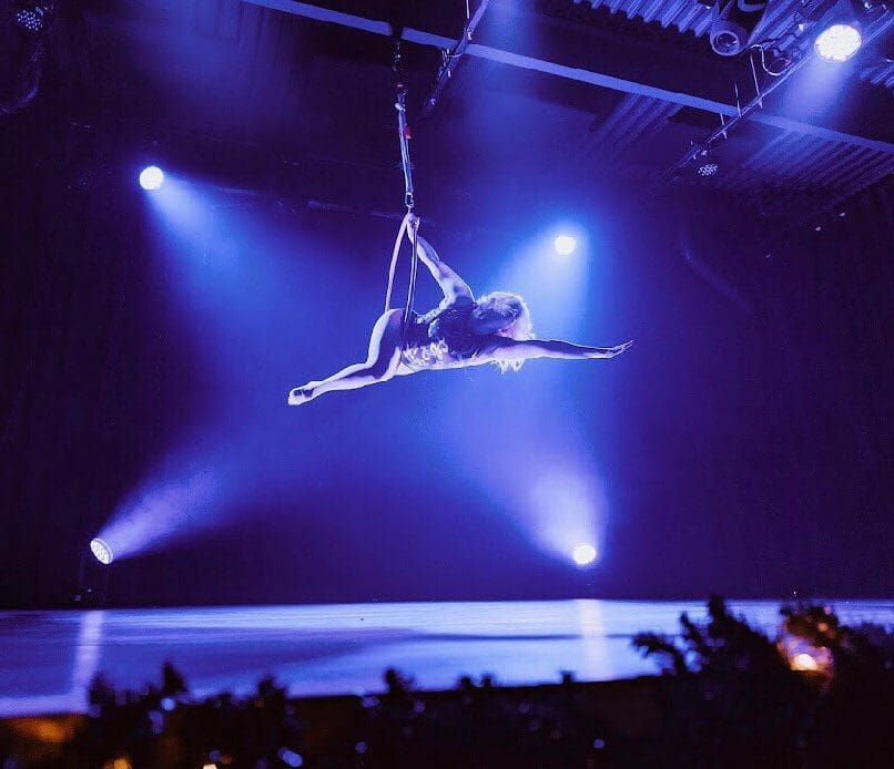It’s those still moments that I pause in awe. The power, strength, sheer grit to make it look effortless. This group of performers is magic✨

Our last show is up this week! Last two SOLD OUT and this one is on its way! Grab the last table before it’s gone 🖤

Aerialist @that.aerialmermaid 
📸 @lukeksphoto 
Venue @bosbarandstage 
Production @forumreddeer 
🎟 link in the bio